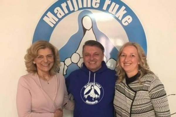 marijine-ruke-226F69B076-A8DB-9FCA-73D4-FB5982A2FC8B.jpg